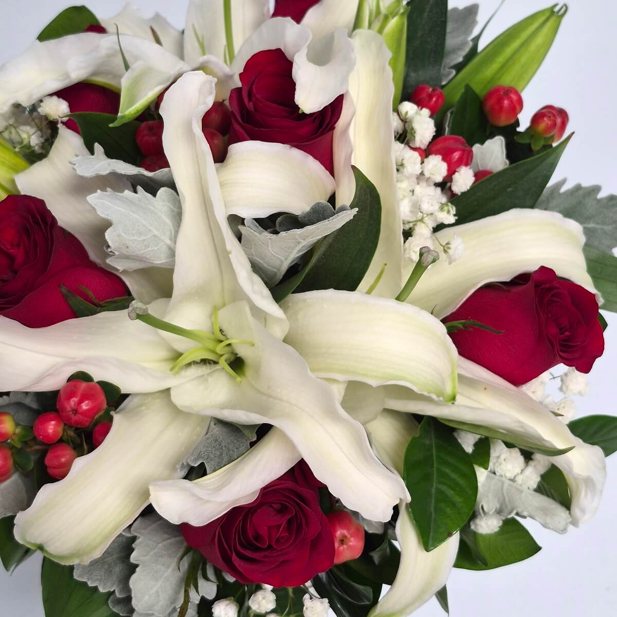 Close-up of white lily with red roses, hypericum berries and baby's breath floral arrangement - 白百合配紅玫瑰、金絲桃果及滿天星花材特寫