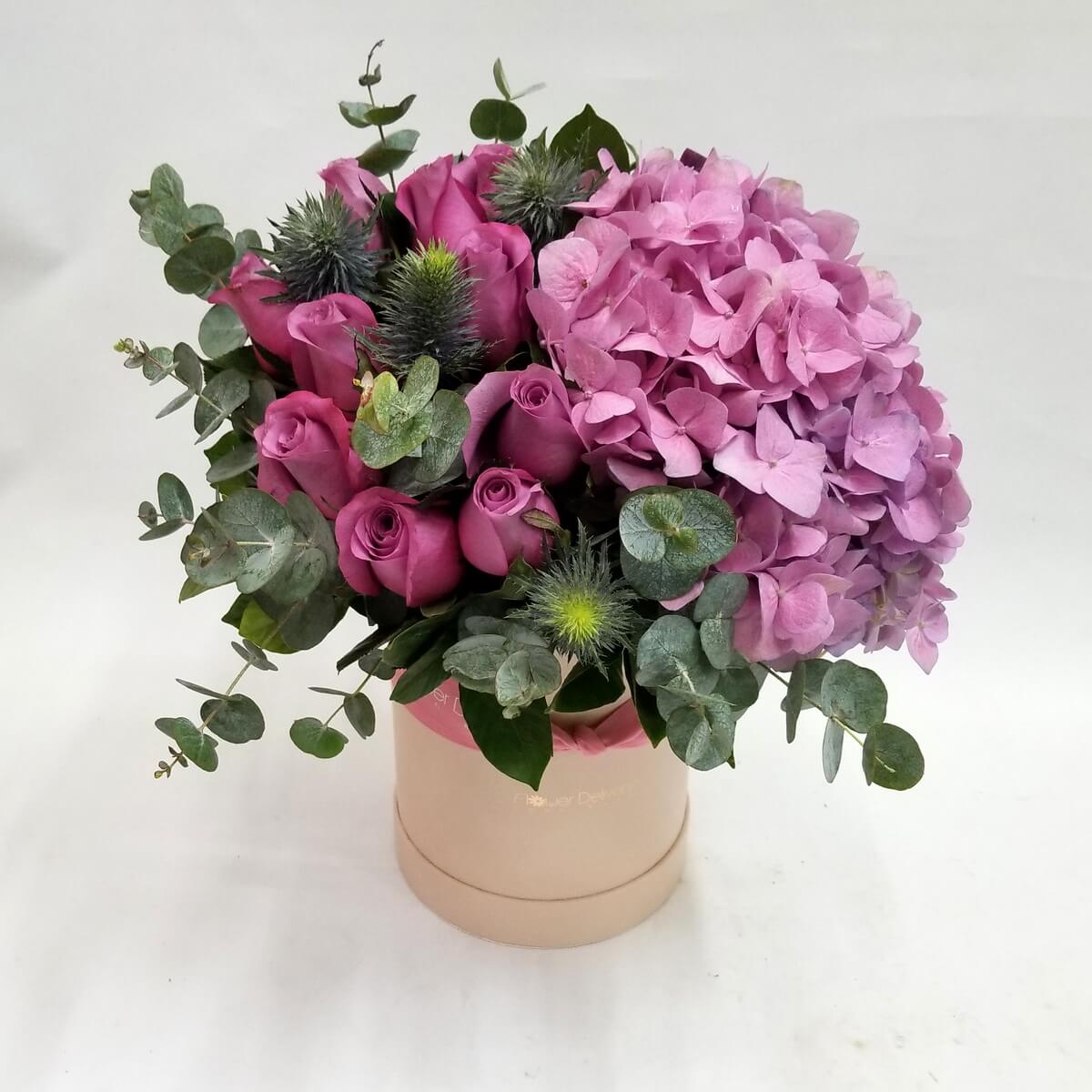 Floral hatbox with pink hydrangea, mauve roses, blue eryngium, and assorted eucalyptus foliage 粉紅繡球花配淡紫玫瑰、藍色刺芹及多款尤加利葉,圓形花盒設計自然清新。