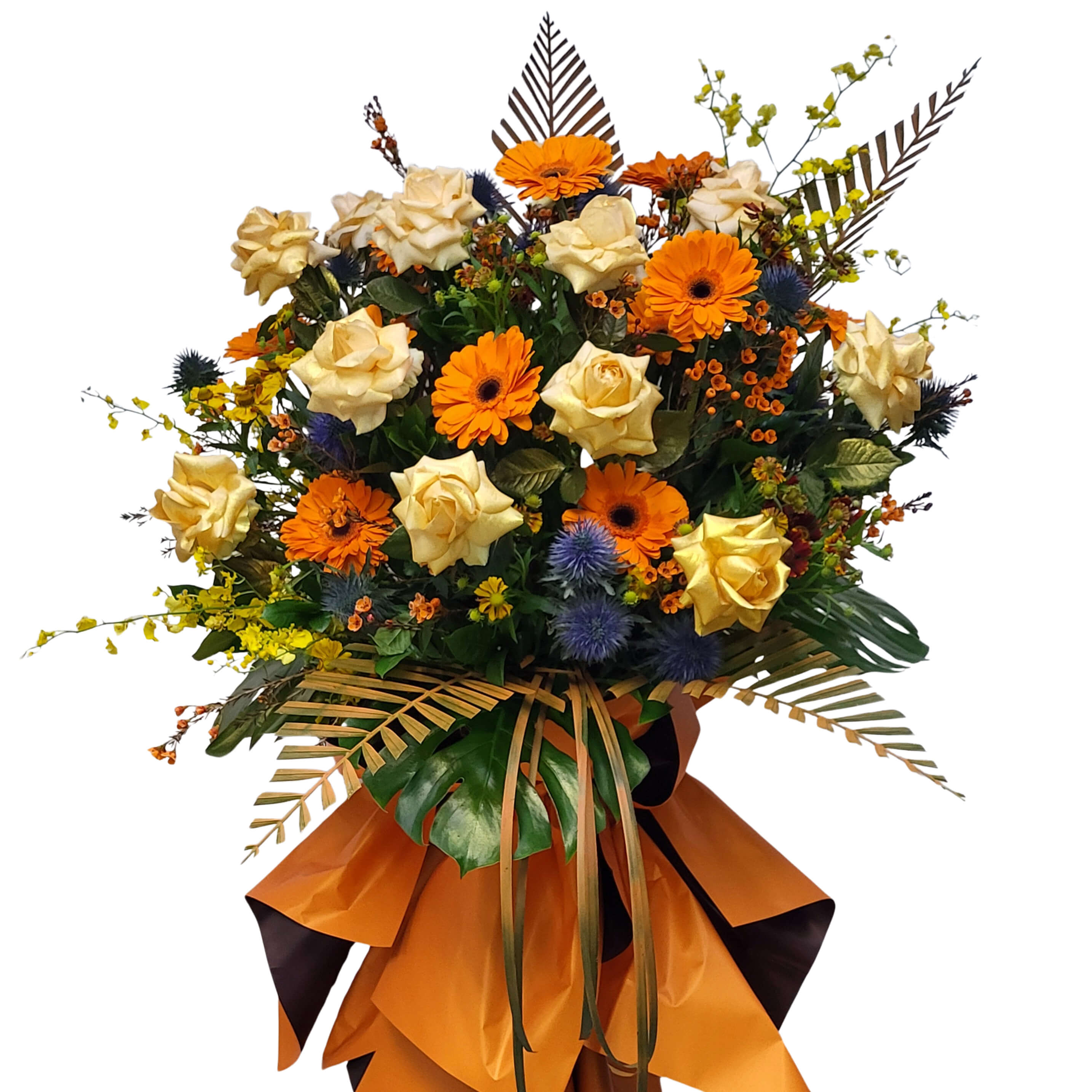 Standing floral display with orange gerberas, cream roses, blue eryngiums, yellow orchids and gold palm leaves 大型企身花籃配橙色太陽菊、奶油玫瑰、藍色松球、黃色蘭花及金色棕櫚葉,造型層次豐富。