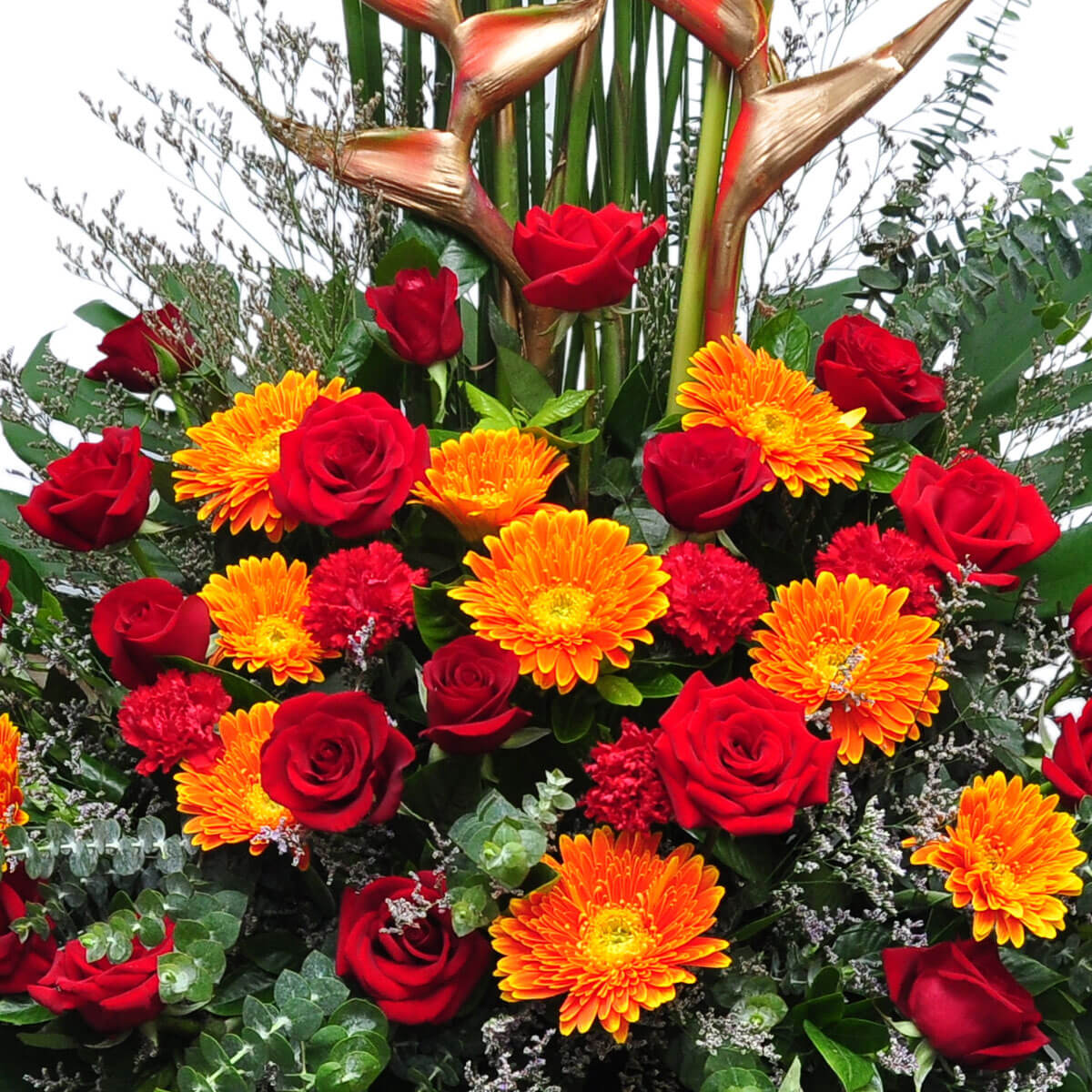 Bold red roses, bright orange gerberas, red carnations, and golden heliconias create a rich, warm bouquet – 鮮紅玫瑰、橘色非洲菊與紅色康乃馨搭配金色天堂鳥,營造濃烈溫暖的花藝風格