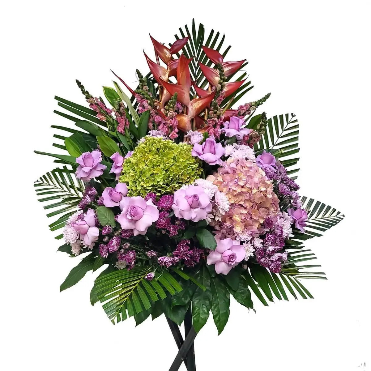 Standing floral arrangement featuring purple roses, green and peach hydrangeas, red heliconias, snapdragons, and chrysanthemums | 紫玫瑰、綠與蜜桃色繡球花、紅色天堂鳥蕉、金魚草與紫色菊花構成熱帶風格站立式花牌。