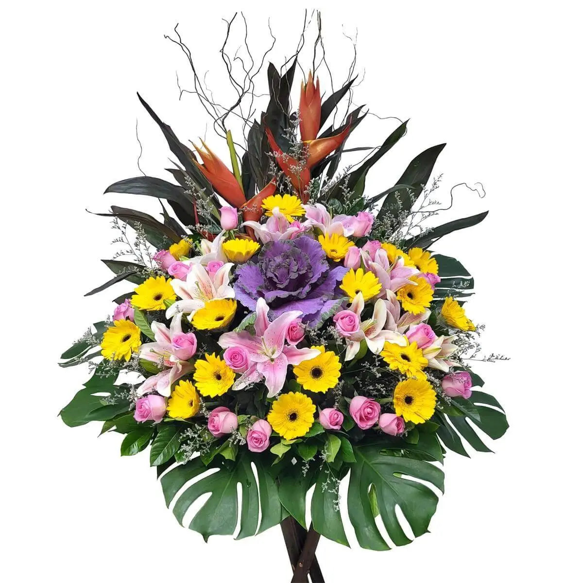 Large floral stand featuring pink stargazer lilies, yellow gerberas, pink roses, bird-of-paradise, and purple ornamental cabbage | 粉百合、黃非洲菊、粉玫瑰與天堂鳥、紫甘藍花藝豐盈華麗,搭配熱帶綠葉層層堆疊。