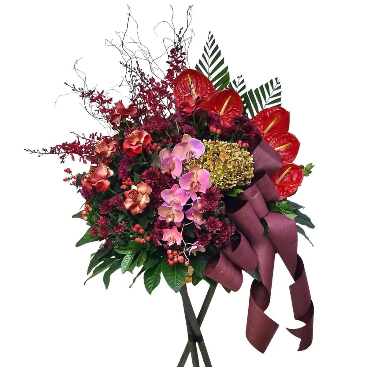 Luxurious floral stand with orchids and anthuriums in rich red hues | 精緻開張花籃,結合紅色火鶴花、蘭花與玫瑰,色調高貴典雅,傳遞隆重祝賀,適用於開業、展覽或企業活動。