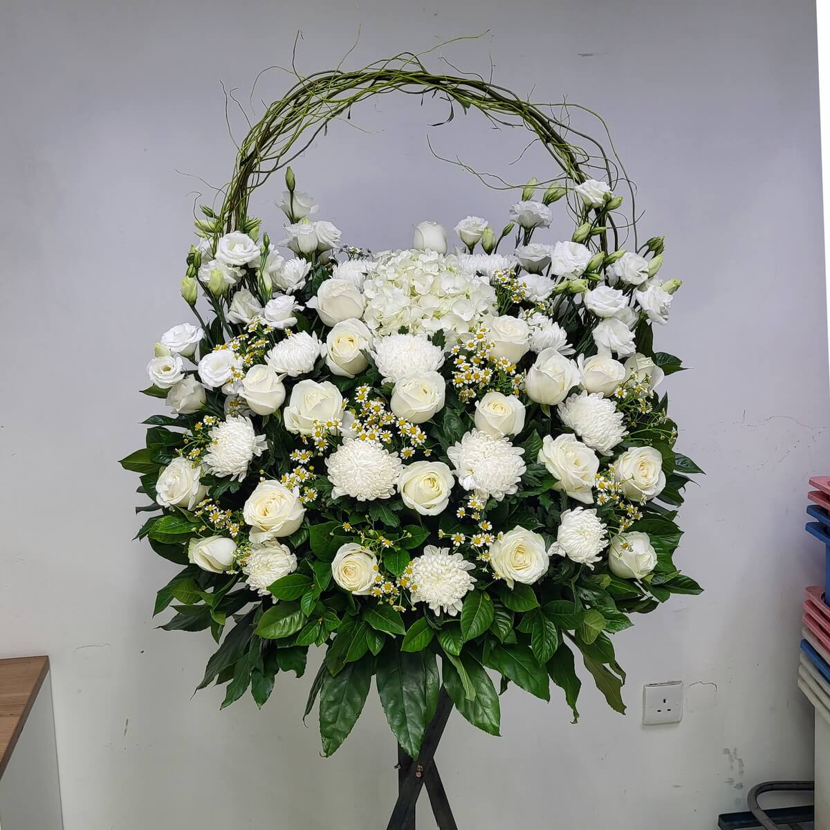 Elegant white condolence arrangement featuring roses, chrysanthemums, eustomas, daisies, and lush greenery — a tribute of respect and remembrance.
素雅花牌以白玫瑰、菊花、桔梗與雛菊組成,綠葉烘托,誠摯致意懷念摯愛。
