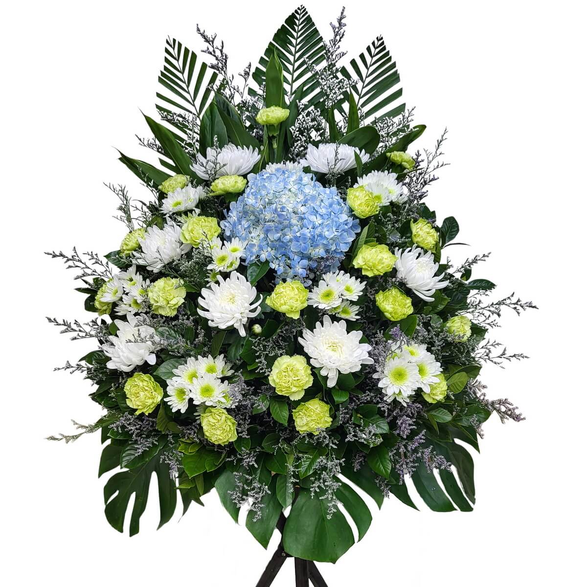 Full standing arrangement of blue hydrangeas, white chrysanthemums, green carnations, button chrysanthemums, and greenery 藍繡球花、白菊花、青康乃馨、乒乓菊及綠葉大型悼念花牌原圖