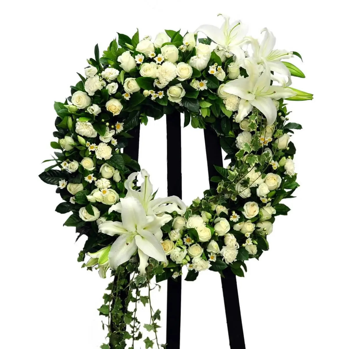 Sympathy flower wreath with white lilies and roses | 白色花圈設計結合百合、玫瑰、康乃馨與常春藤,展現尊重與哀悼,適用於喪禮、追思會與慰問致意。