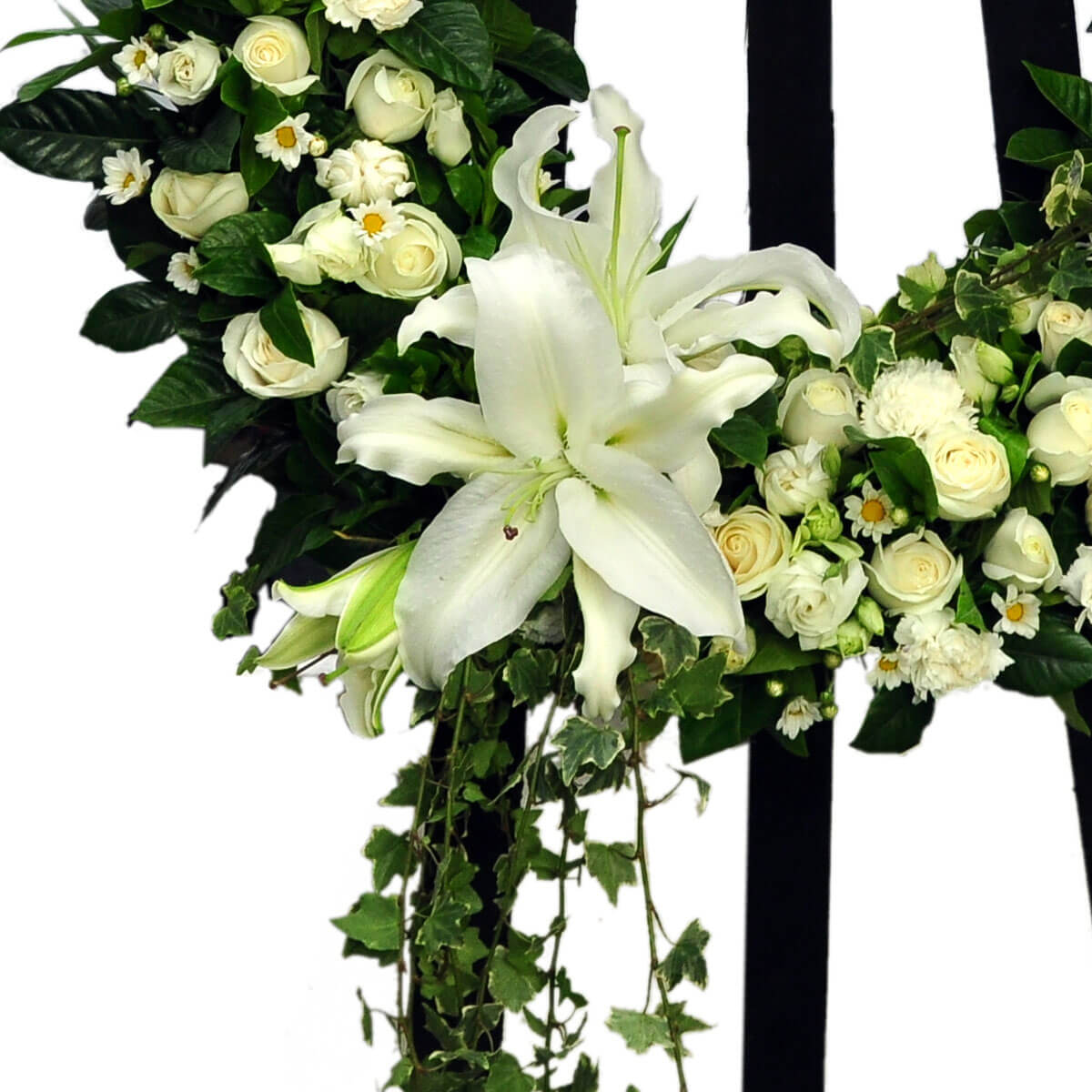 Elegant funeral wreath with a large white lily at the center, surrounded by white roses, daisies, carnations and cascading ivy – 優雅悼念花圈中央為白百合,周圍環繞白玫瑰、雛菊、康乃馨與垂墜長春藤