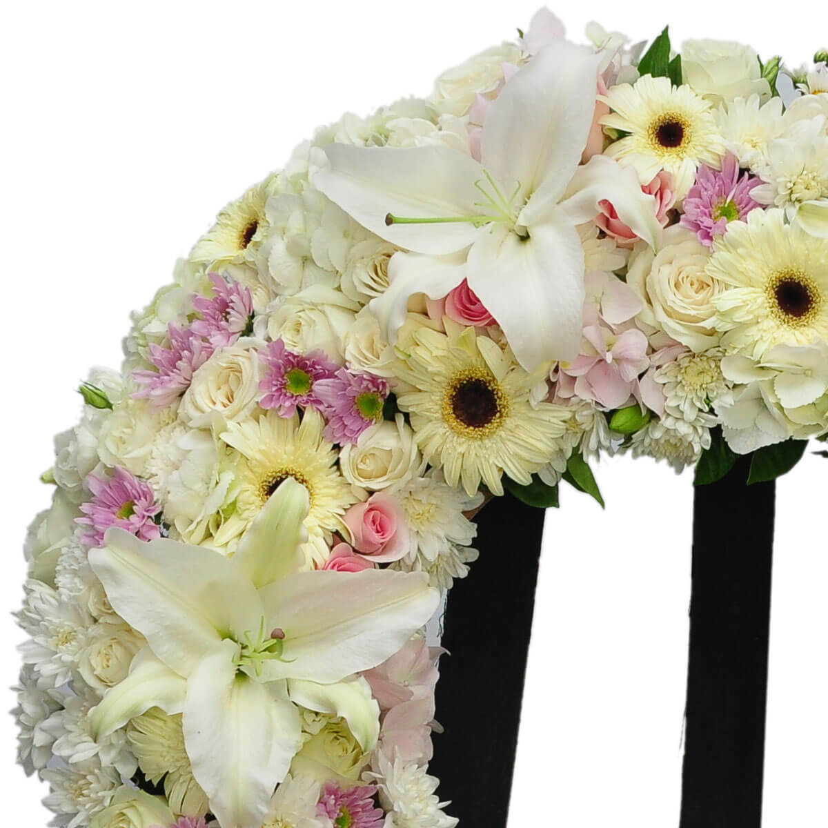 A pastel-toned funeral wreath with white lilies, light pink roses, gerberas, and chrysanthemums – 柔和色調的悼念花圈,由白百合、粉紅玫瑰、太陽菊與菊花組成