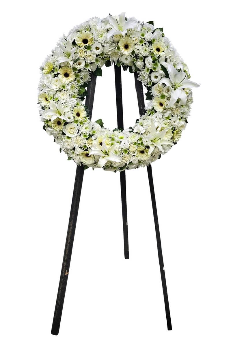 Standing round wreath composed of white lilies, lisianthus, gerberas, carnations and roses arranged in a dense circular design - 站立式圓形花圈,以白百合、洋桔梗、非洲菊、康乃馨及玫瑰密集排列構成