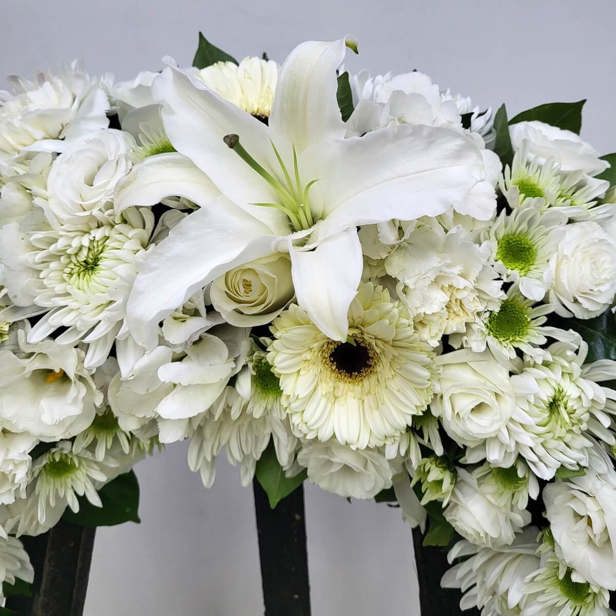 Close-up of white lily, lisianthus, button chrysanthemums, gerberas and roses - 白百合、洋桔梗、乒乓菊、非洲菊及玫瑰特寫