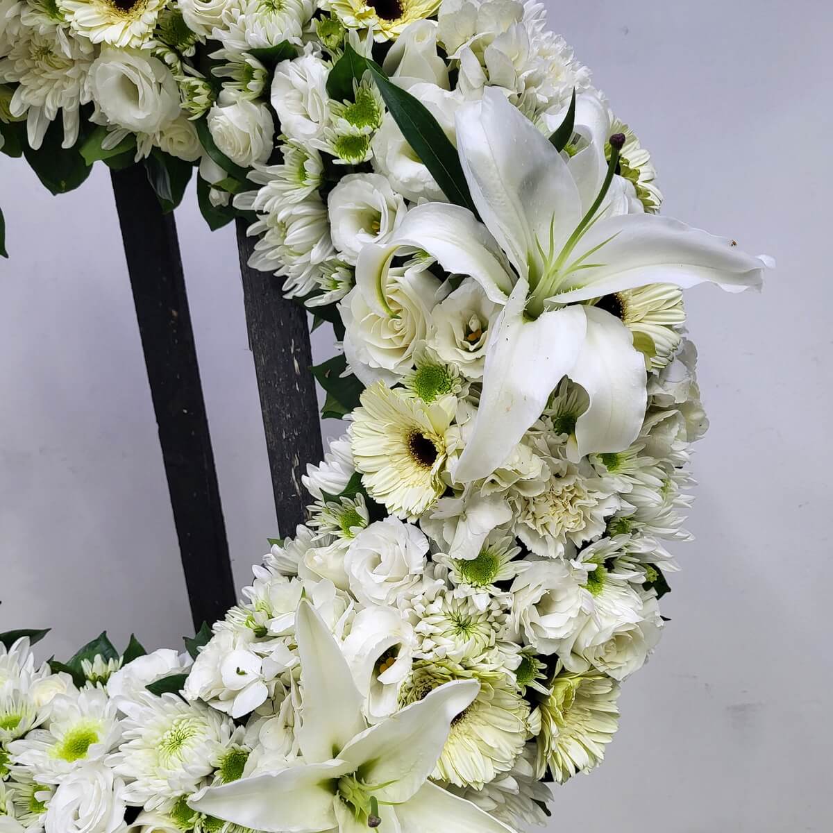 Detailed view of floral wreath with white lilies, lisianthus, button chrysanthemums, gerberas and carnations - 白百合、洋桔梗、乒乓菊、非洲菊及康乃馨花圈細節