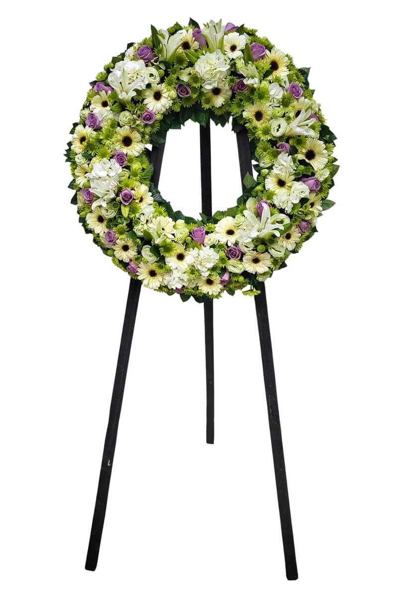 Full standing floral wreath of white lilies, cream gerberas, green poms, white hydrangeas, light purple roses and lisianthus 白百合、奶油非洲菊、綠色小菊、白繡球花、淡紫玫瑰與洋桔梗的全幅花圈