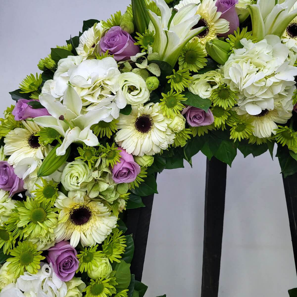Close-up of white lilies, cream gerberas, green spray mums, white hydrangeas, light purple roses and lisianthus 白百合、奶油非洲菊、綠色小菊、白繡球花、淡紫玫瑰與洋桔梗近拍