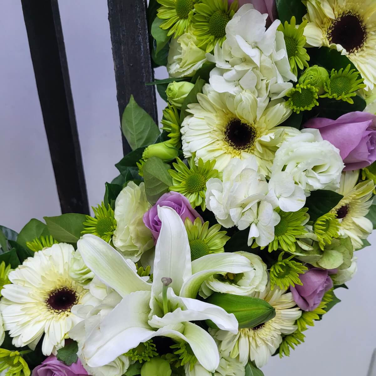 Close-up of white lilies, cream gerberas, green poms, hydrangeas, roses and lisianthus 白百合、奶油非洲菊、綠色小菊、繡球花、玫瑰及洋桔梗特寫