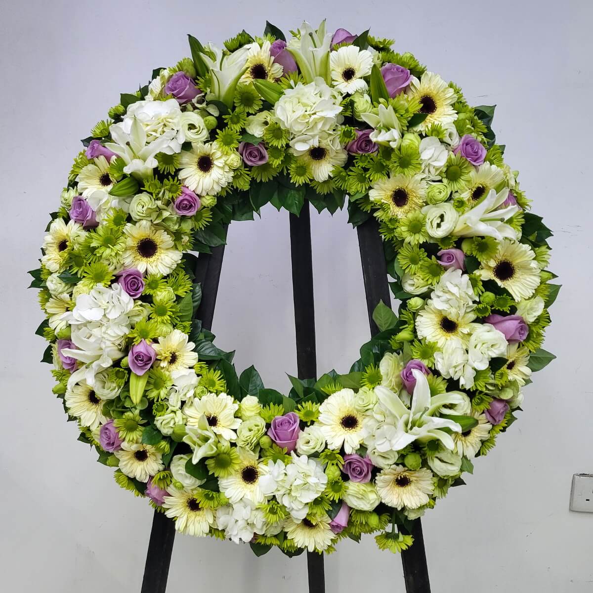 Close-up of white lily, purple rose, hydrangea, gerbera, lisianthus and green chrysanthemum wreath - 白百合、紫玫瑰、繡球花、非洲菊、洋桔梗及綠菊花特寫花圈