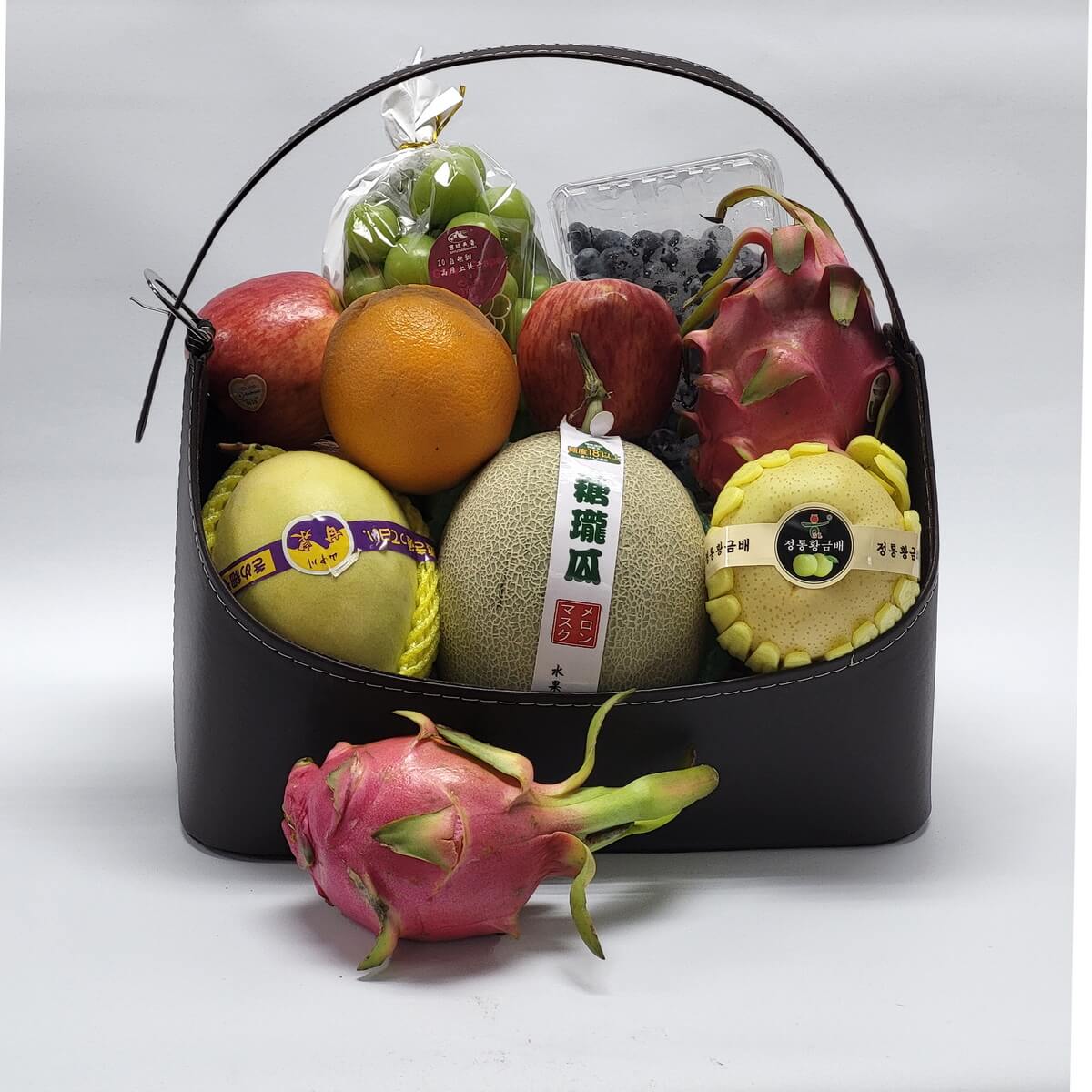 Deluxe black leather fruit hamper 黑色高級皮籃內含哈密瓜、韓國梨、青提子、藍莓、蘋果、橙及火龍果,款式豐富,適合節日送禮或探病慰問。