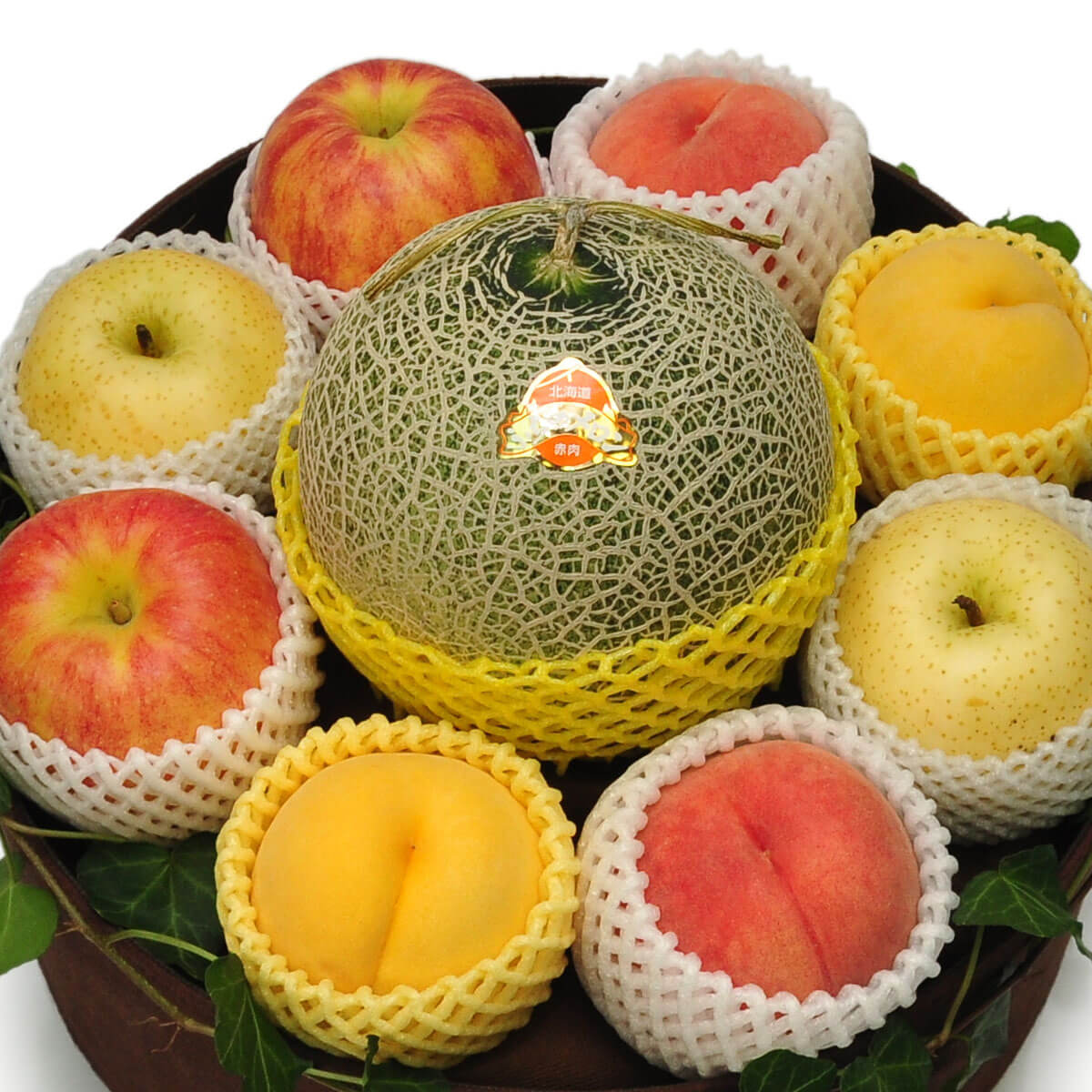 Center melon surrounded by red apples, yellow peaches, and Asian pears, all cushioned in foam netting – 中央哈密瓜,周圍環繞蘋果、黃桃與水梨,皆以網套包裹
