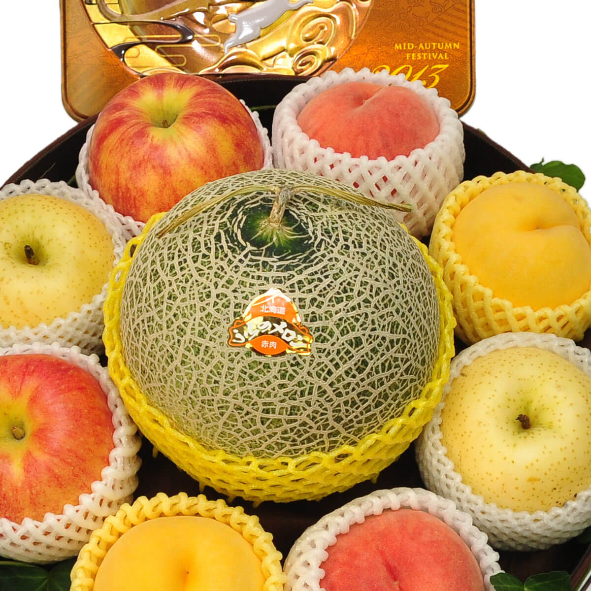 Premium fruit gift set with Hokkaido melon, apples, yellow pears, yellow and pink peaches, and golden Mid-Autumn Festival tin – 高級水果禮盒:北海道哈密瓜、蘋果、黃梨、黃桃與水蜜桃,搭配中秋節金色禮盒