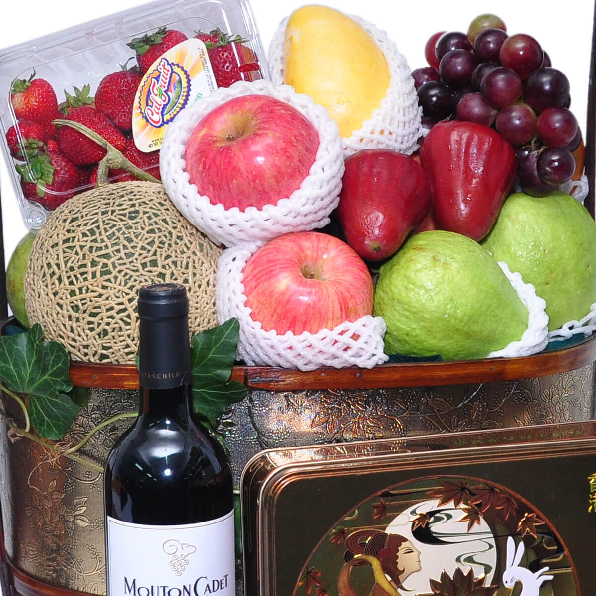 Elegant Mid-Autumn fruit and wine basket featuring apples, guavas, mango, melon, grapes, strawberries, and Mouton Cadet wine – 優雅中秋水果紅酒禮籃,內含蘋果、番石榴、芒果、哈密瓜、葡萄、草莓與Mouton Cadet紅酒