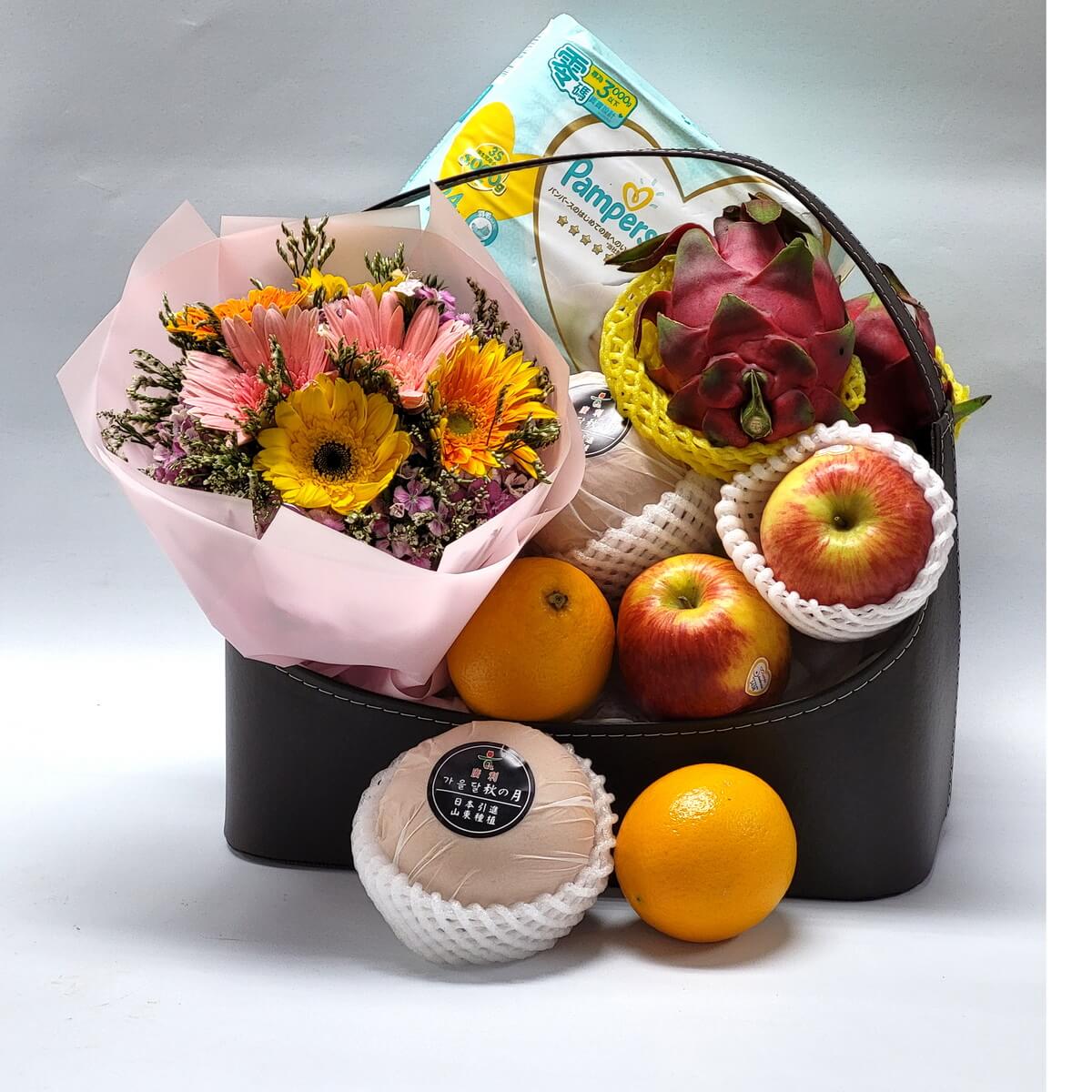 Pastel-toned baby hamper 新生嬰兒禮物籃,內含 Pampers 尿片、五彩繽紛鮮花、火龍果、蘋果、白桃與橙子,設計溫馨,適合賀嬰。
