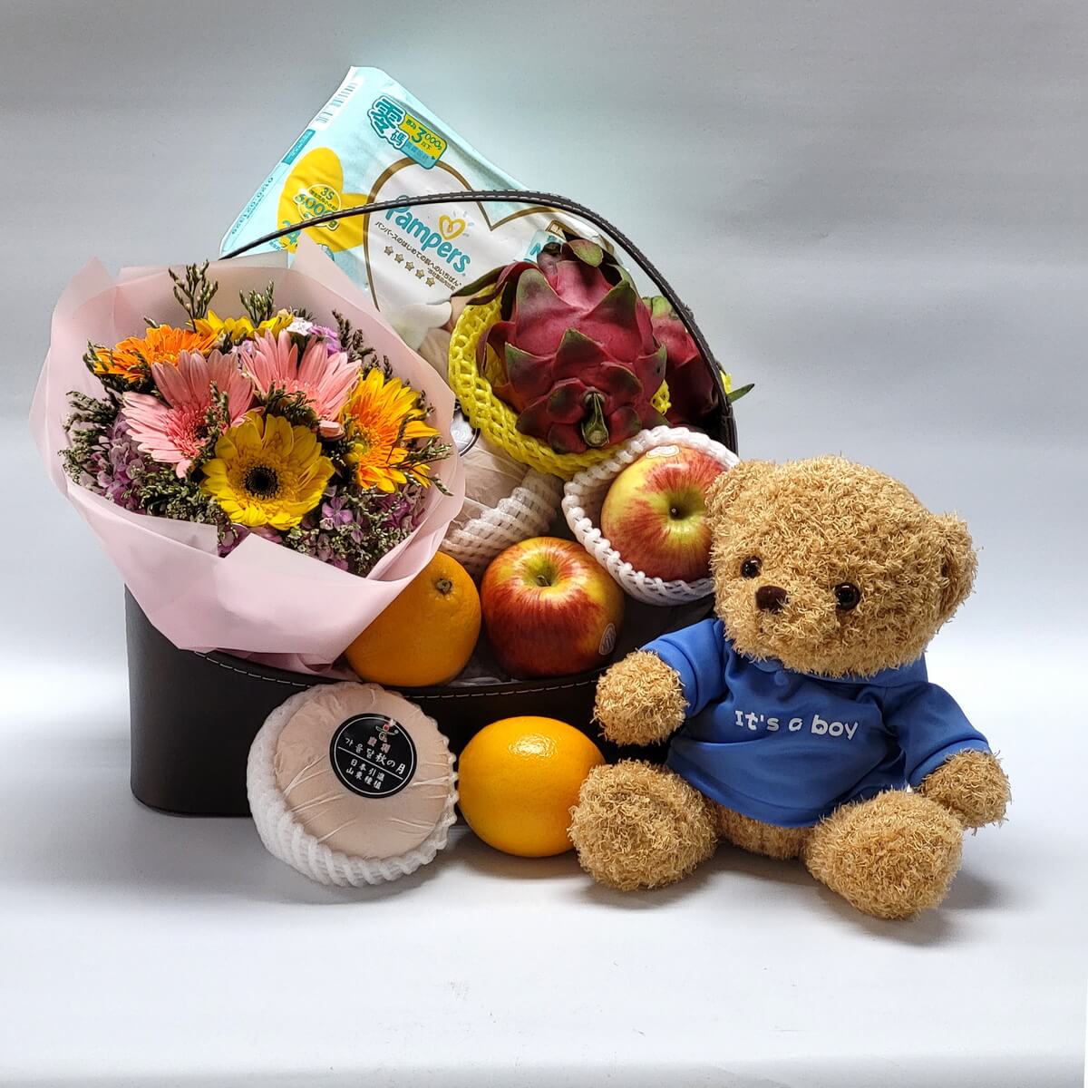 Baby boy gift set 男嬰誕生禮物籃,包含「It’s a boy」小熊、粉嫩花束、時令水果(火龍果、蘋果、白桃、橙)、Pampers 尿片,溫馨實用兼備。