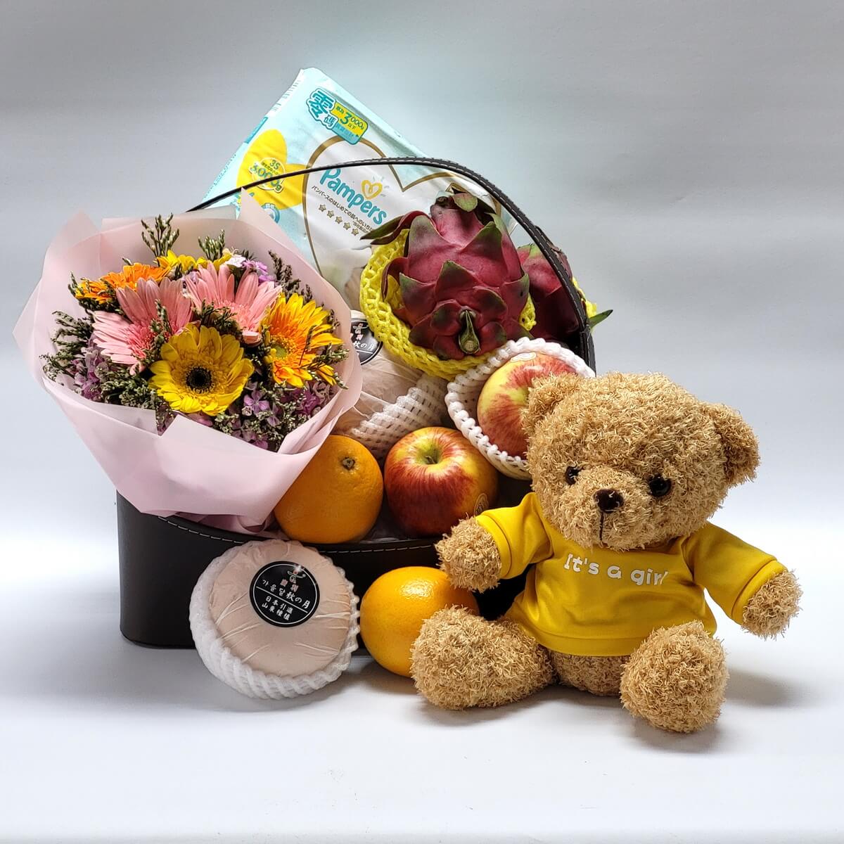 Newborn baby girl gift set 迎接女嬰的禮籃,包含毛公仔小熊、粉色花束、各式水果(火龍果、橙子、蘋果、白桃),以及 Pampers 嬰兒尿片,實用與心意兼備。