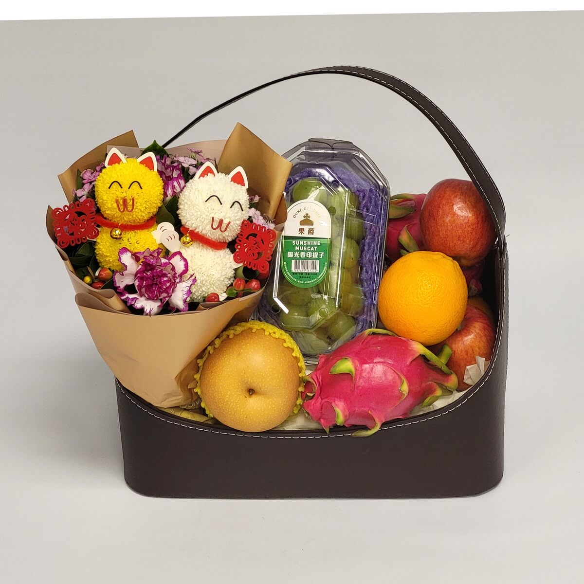 A gift hamper with lucky cat plush bouquet and fresh fruits 招財貓與康乃馨花束搭配高級水果,包括火龍果、水梨、橙子、蘋果與青葡萄,寓意健康與好運。