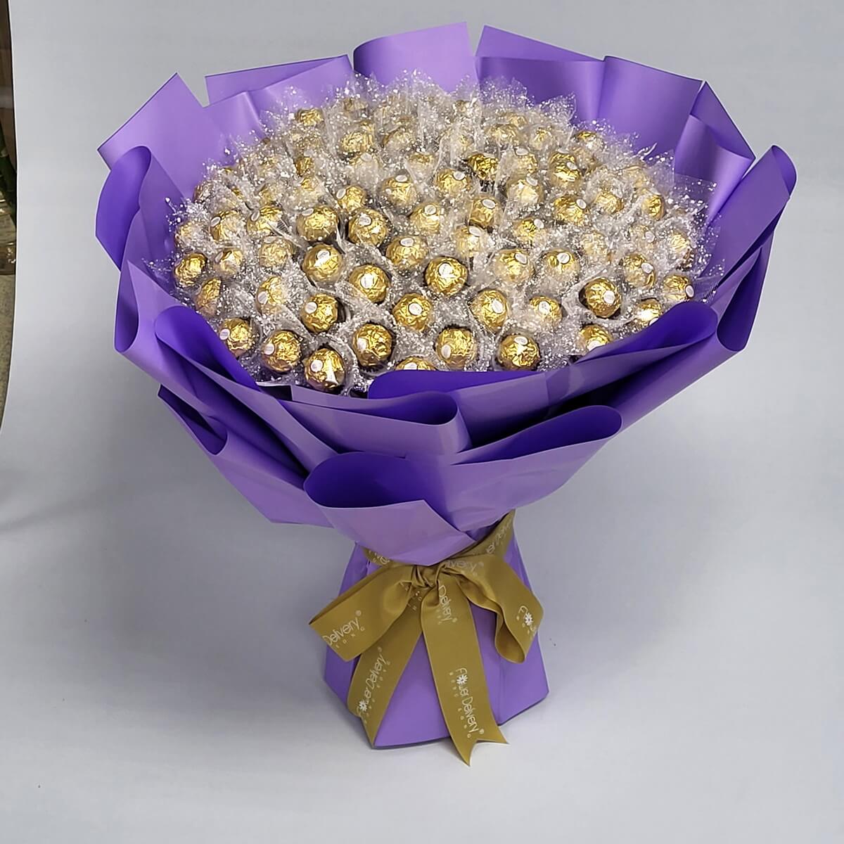 Elegant bouquet made entirely of Ferrero Rocher chocolates, wrapped in rich purple paper and tied with a gold bow 華麗的費列羅巧克力花束,紫色包裝加上金色緞帶,甜美又不失氣派,適合浪漫送禮。