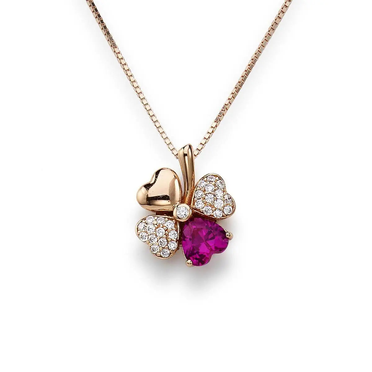 Rose gold-tone necklace with clover pendant featuring pink heart-cut stone and pavé crystal petals. | 玫瑰金項鍊配四葉草吊墜,鑲有粉紅心形寶石與密釘閃石。