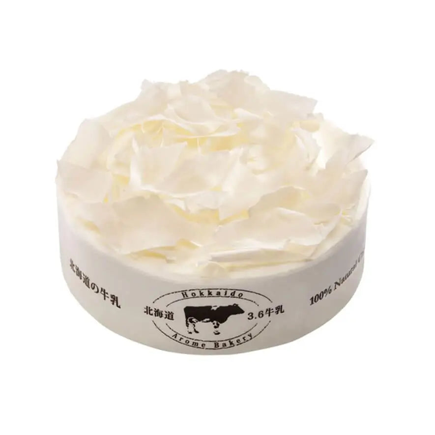 Hokkaido cream cake with curled white milk cream layers and printed band wrap | 北海道忌廉蛋糕,表層覆滿白色奶油薄片,包裹印有標誌的紙帶