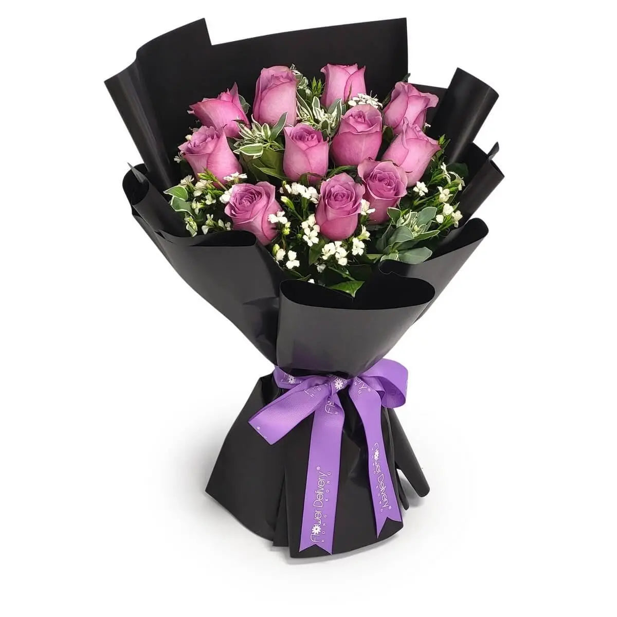 Elegant lavender rose bouquet with white filler blooms and variegated greenery, wrapped in black glossy paper and tied with a purple satin ribbon | 淡紫玫瑰搭配白襯花與斑葉綠葉,配亮黑包裝紙與紫色絲帶