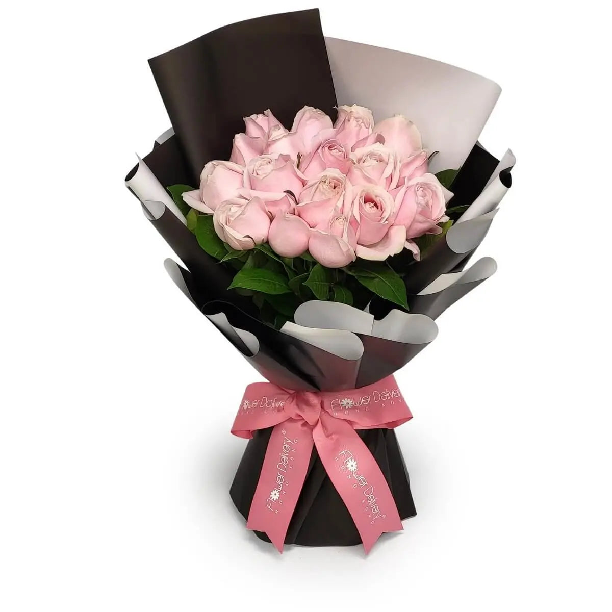 Hand-tied bouquet of pale pink roses with green leaves, styled in black-and-white wrapping and finished with a pink ribbon | 淡粉玫瑰配綠葉,黑白包裝紙襯托,粉紅絲帶綁結花束。