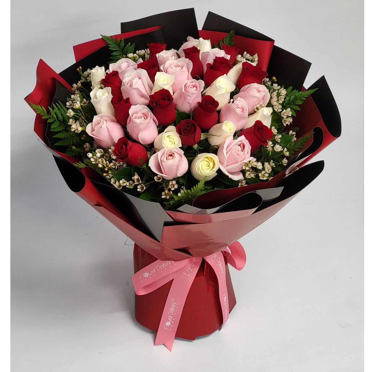 Original photo of hand-tied bouquet of red, blush pink, and cream roses with white waxflowers and fern leaves - 紅、粉、奶白玫瑰配白蠟花及蕨葉的手綁花束