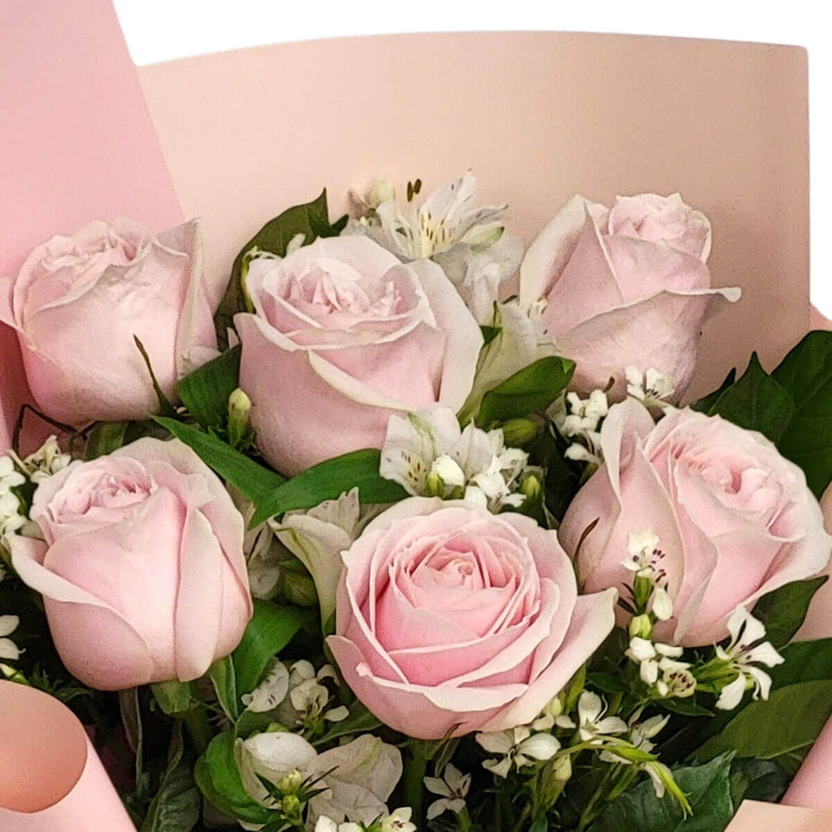 Elegant bouquet of blush pink roses with delicate white blooms, wrapped in soft pink paper 柔粉玫瑰與白色花卉交織成浪漫花束,搭配溫柔粉色包裝,傳遞愛與甜美。