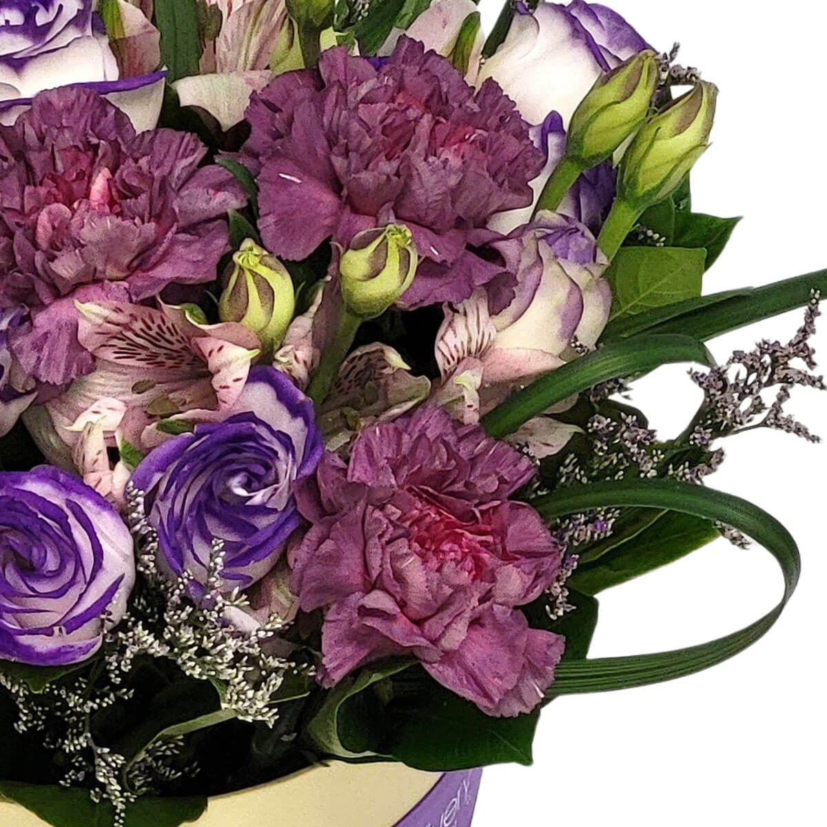 Purple carnations and lavender-edged roses bloom together in a cream pot, exuding timeless charm 深紫康乃馨與薰衣草邊緣玫瑰交織盛開,搭配綠意與花器,散發經典優雅氣息。