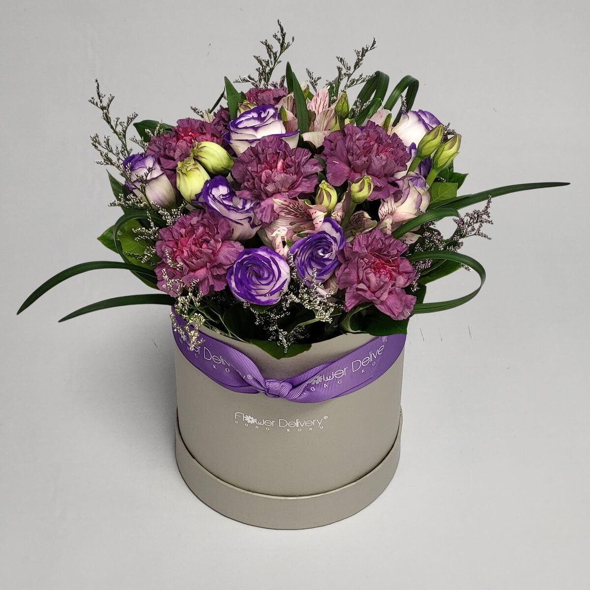 Original photo of round flower box arrangement with purple carnations, purple-edged lisianthus and alstroemeria - 紫色康乃馨配紫邊洋桔梗及六出花盒裝花藝