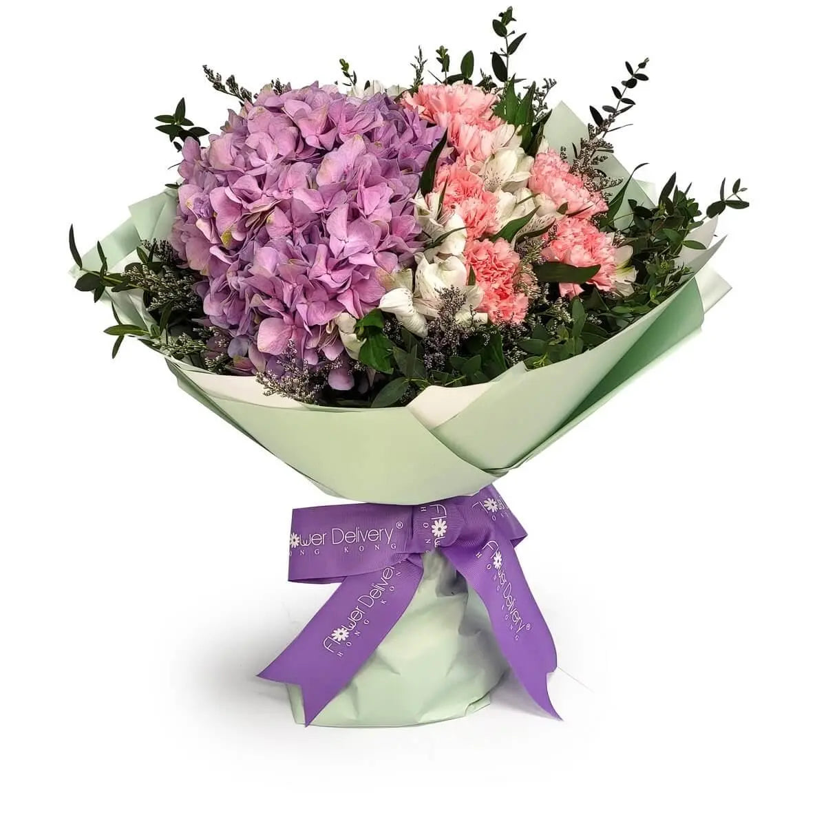 Hand-tied bouquet of purple hydrangeas, pink carnations, and white alstroemeria with foliage, wrapped in green paper. 紫繡球花、粉康乃馨與白六出花混綠葉手綁花束,配綠色包裝紙與紫色絲帶。