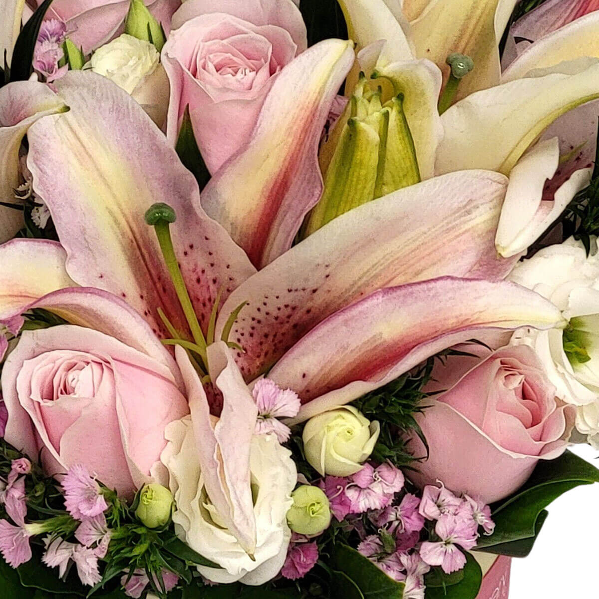 Stargazer lilies, blush roses, and soft white blooms 星點百合、淡粉玫瑰與奶白小花交織出溫柔氛圍,清新的紫色花點綴其中,營造出浪漫與優雅的完美組合。