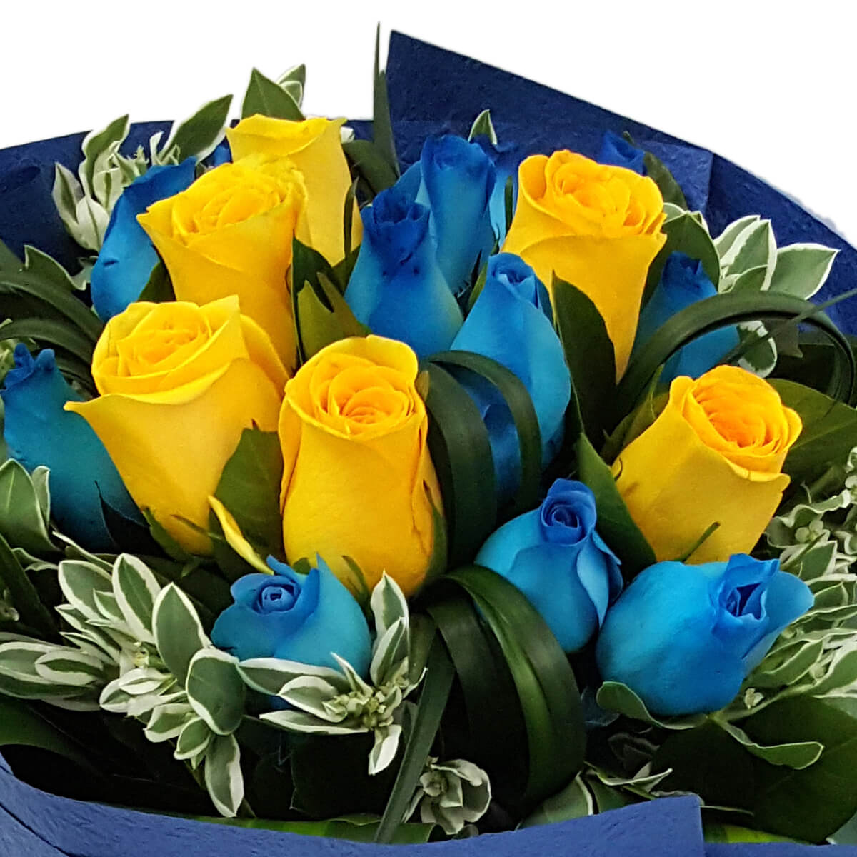 Detail view of fresh yellow roses and vivid blue dyed roses arranged with variegated foliage and folded green leaves in dark blue wrap. 黃玫瑰與染色藍玫瑰特寫，配斑葉綠葉及摺葉裝飾，深藍包裝紙襯托。