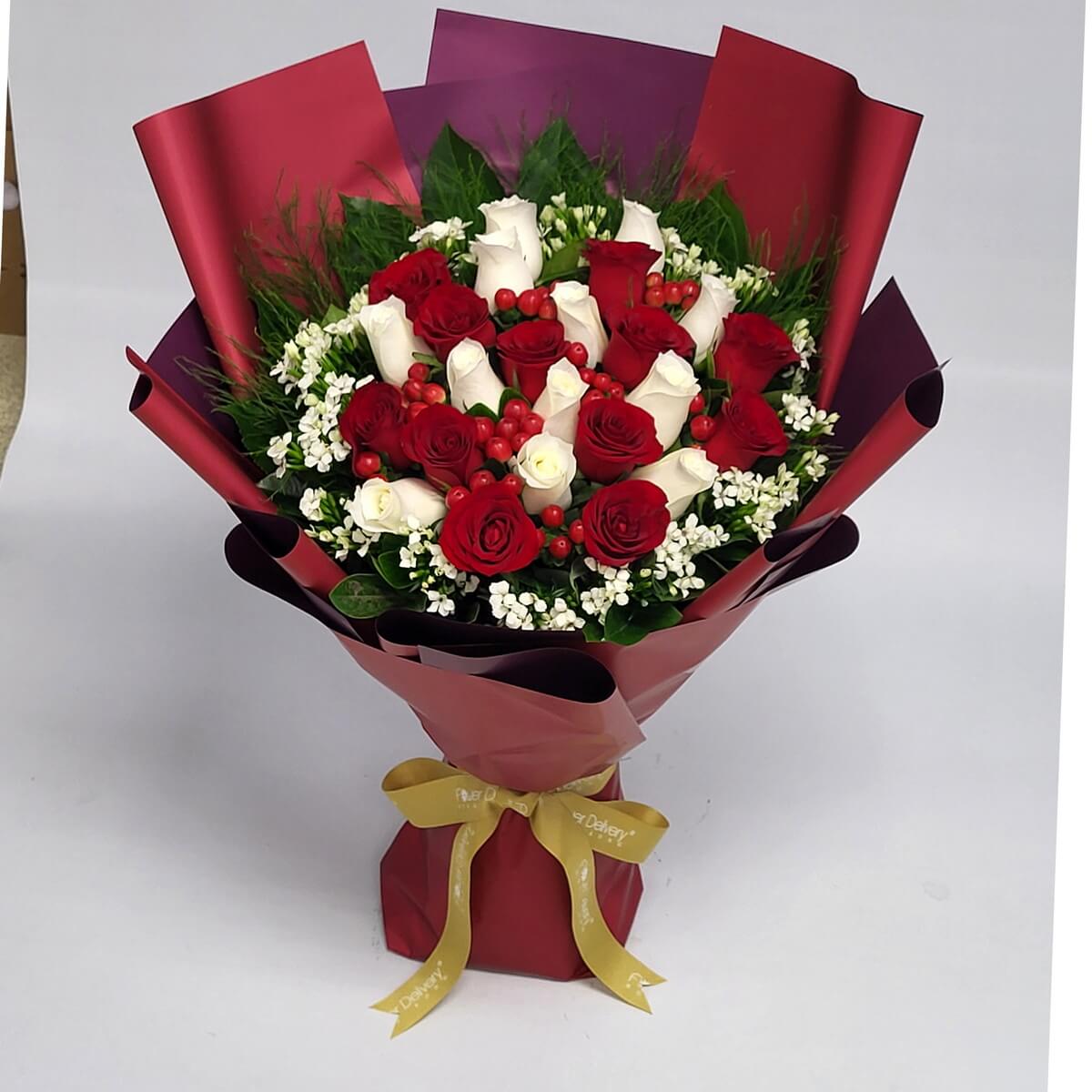Hand-tied bouquet of red and white roses, accented with red berries, white filler flowers and greenery - 紅白玫瑰手綁花束，點綴紅漿果、白色配花及綠葉