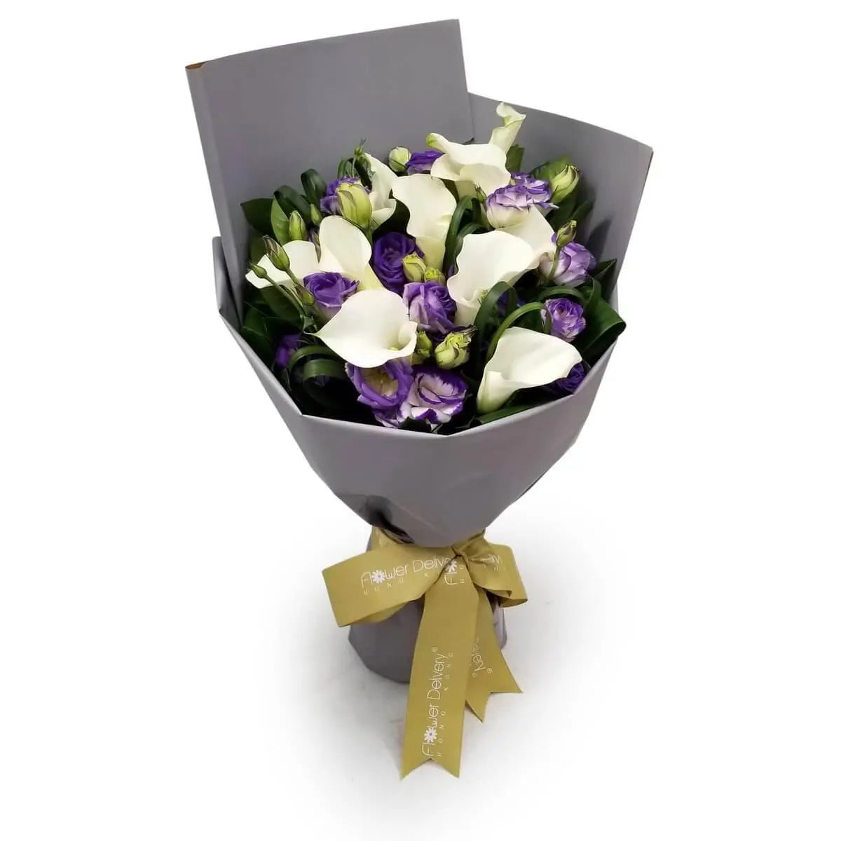 Chic bouquet of white calla lilies and purple eustomas wrapped in matte grey with a golden ribbon | 白馬蹄蓮與紫桔梗高雅花束，搭配霧灰色包裝紙與金緞蝴蝶結，呈現時尚品味。