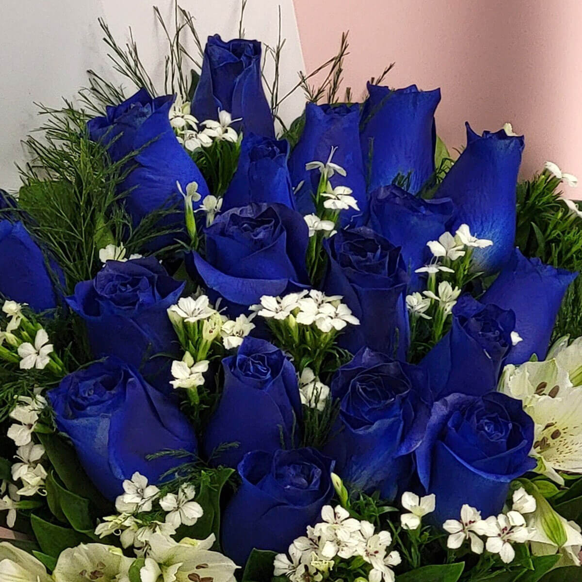 Striking bouquet of royal blue roses and white blossoms, symbolizing mystery and serenity 深邃藍玫瑰搭配純白花朵，象徵神秘與靜謐的花藝組合。