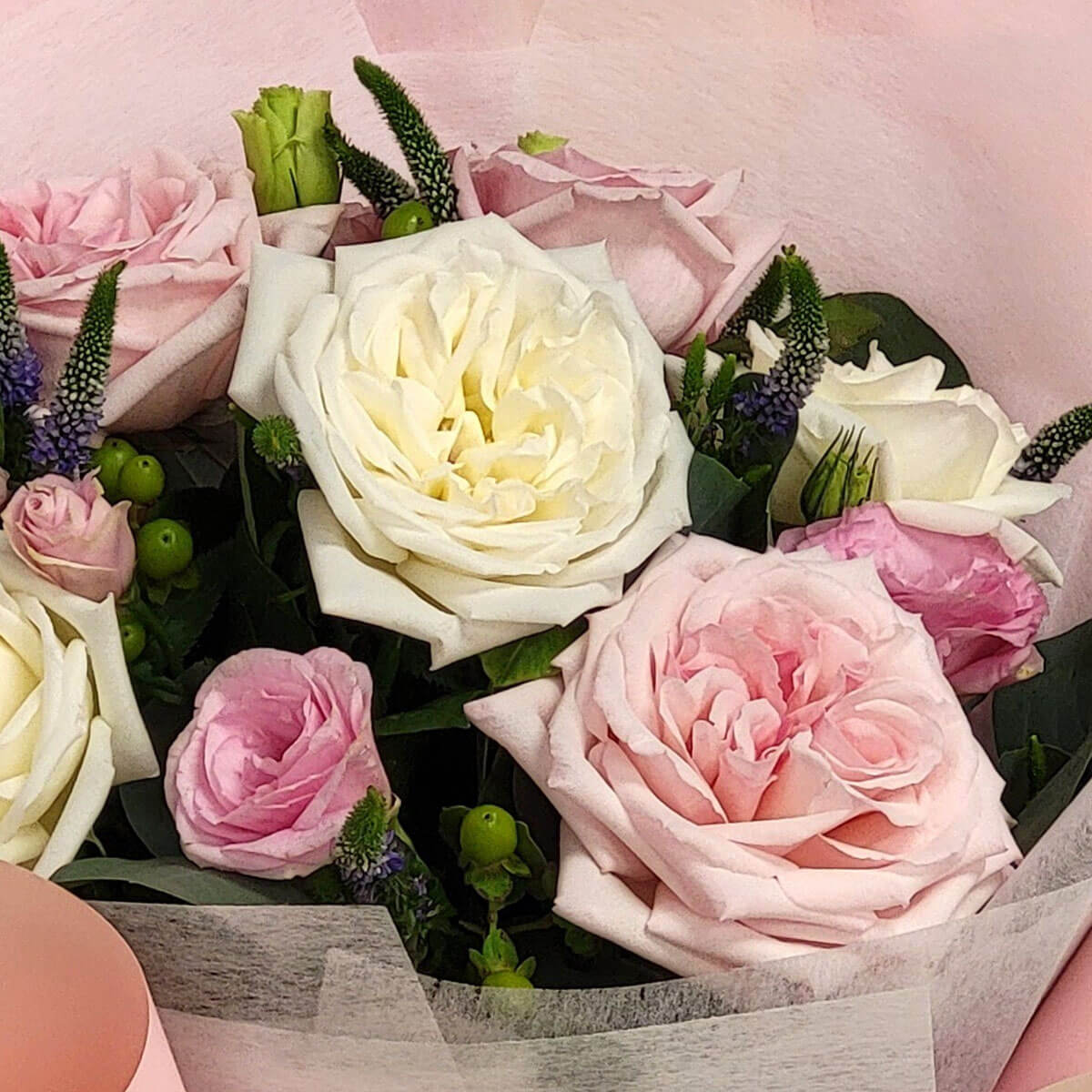 Soft blush and ivory roses paired with lavender and greenery, creating a refined bouquet 粉白玫瑰搭配薰衣草與綠葉，優雅清新，傳遞純粹心意與柔美情感。