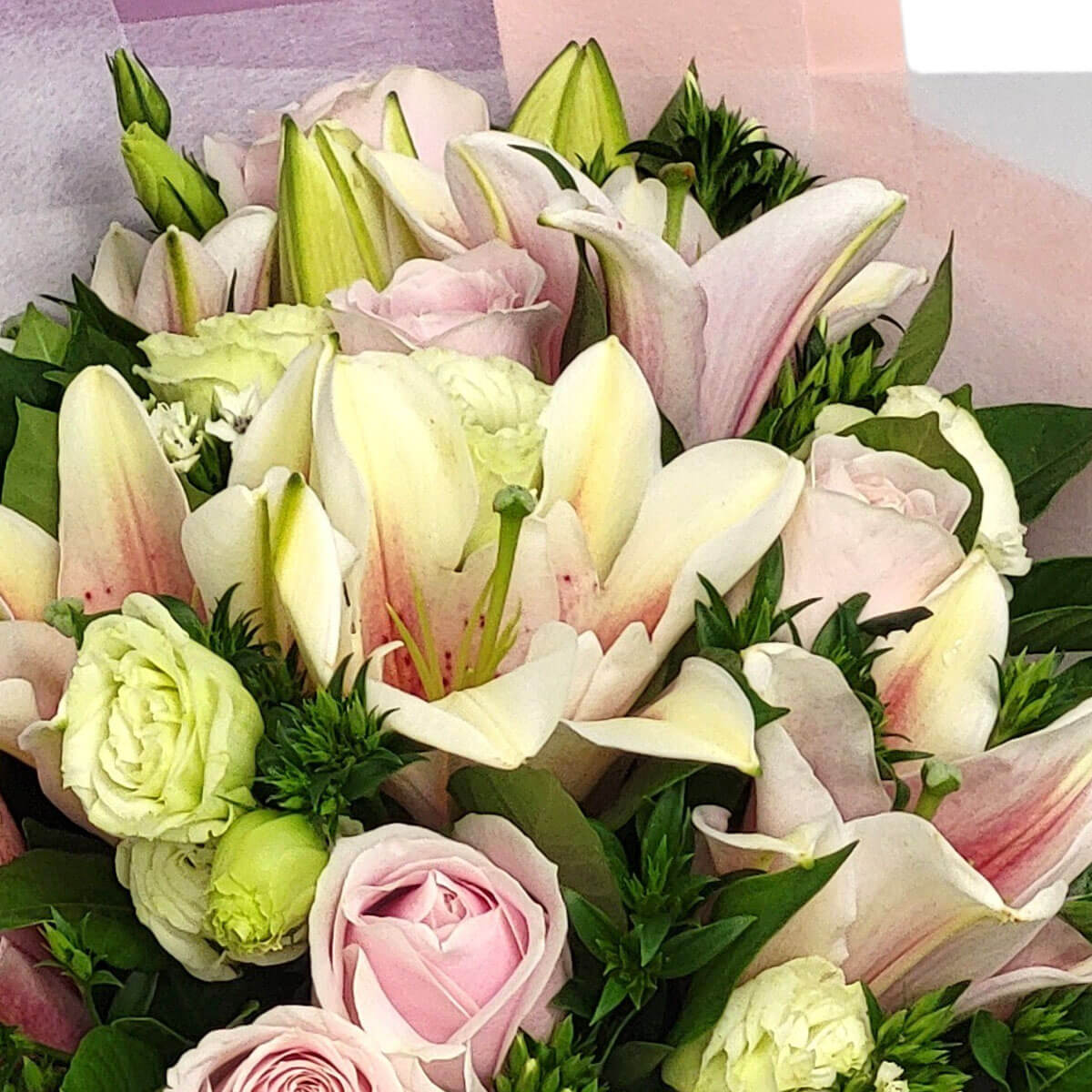 A graceful bouquet of soft pink lilies, blush roses, and pale green carnations 柔粉百合、蜜粉玫瑰與淡綠康乃馨，交織出溫柔與優雅的氛圍。