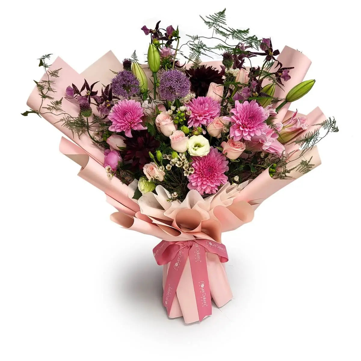 Elegant bouquet featuring pink dahlias, pale pink roses, lisianthus, purple alliums, and fillers, wrapped in layered blush paper | 粉紅大麗花、淺粉玫瑰、洋桔梗與紫色繖形花及襯花，以層次感粉紅包裝紙精緻包裹。