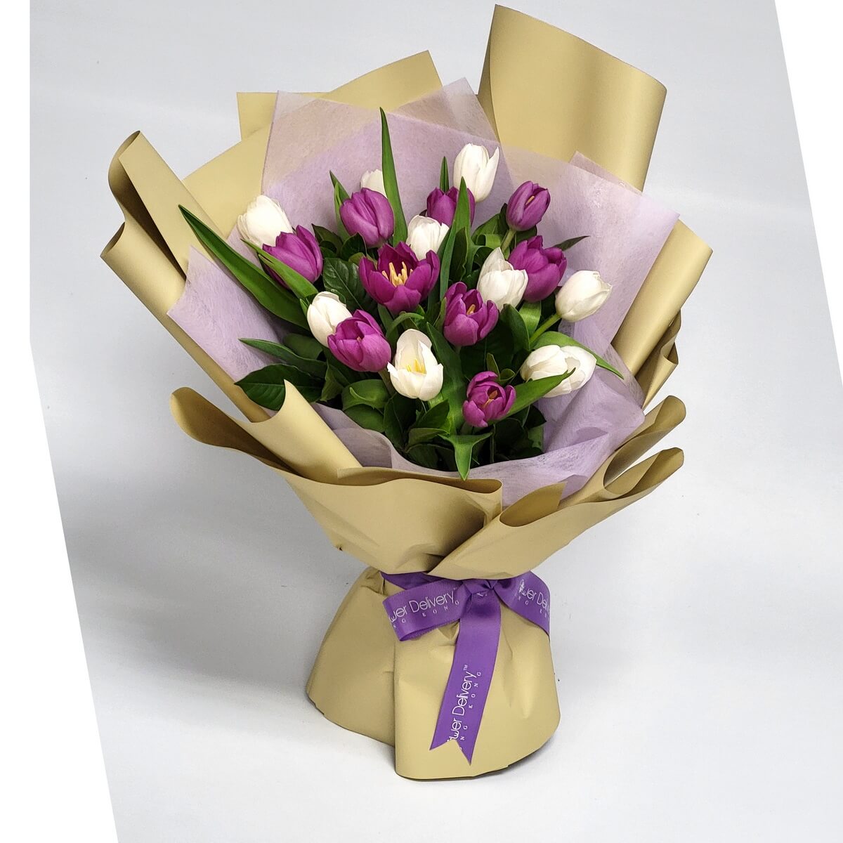 Chic bouquet of white and purple tulips, wrapped in golden and lilac paper with a purple ribbon. 優雅紫白鬱金香花束，金色與淡紫包裝搭配紫絲帶，簡約時尚。