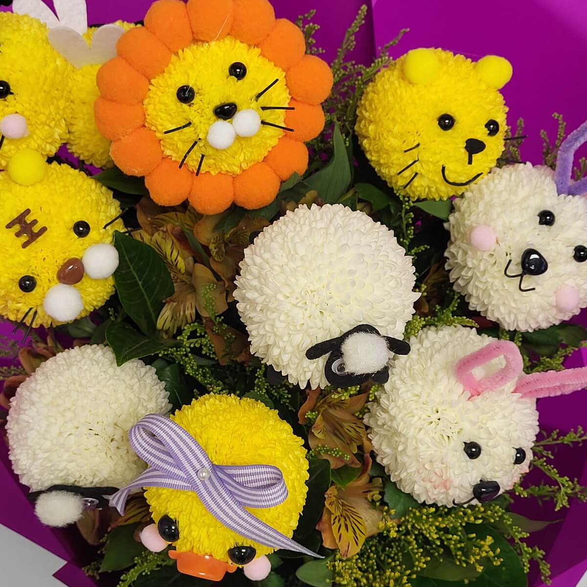 Cute animal heads crafted from button chrysanthemums, pom-poms, felt, and plastic: lion, duck, rabbit, bear, bee, and sheep – 可愛動物頭用乒乓菊、毛球、氈布與塑膠製成，包括獅子、鴨、兔、熊、蜂、羊