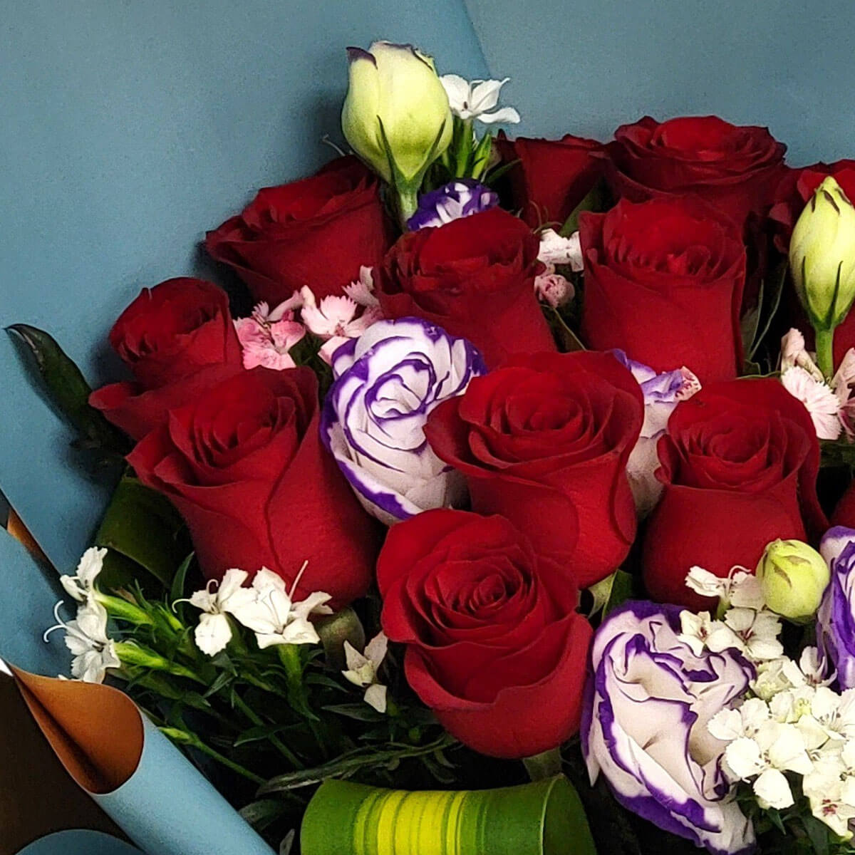 A romantic bouquet of red roses, purple-edged lisianthus, and delicate white florals evokes deep affection and timeless charm 紅玫瑰與紫邊洋桔梗、白花交織，象徵深情與經典魅力。