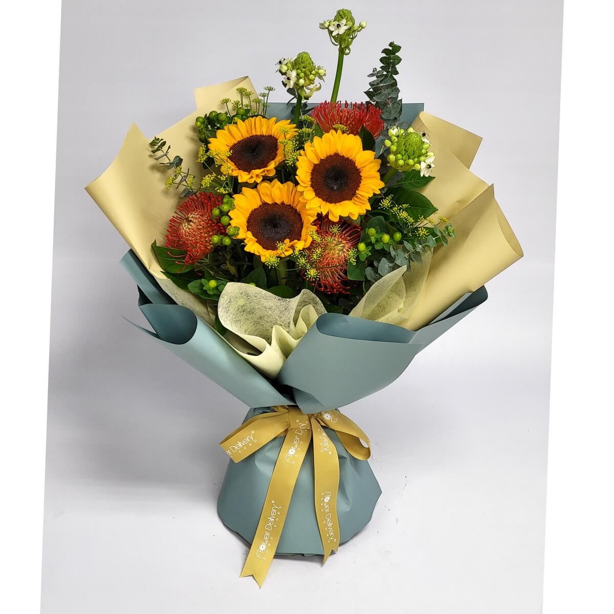 Elegant bouquet of lavender roses in pink and lilac wrapping, tied with purple “Flower Delivery” ribbon – 優雅薰衣草玫瑰花束，粉紅與淡紫包裝，綁紫色「Flower Delivery」緞帶