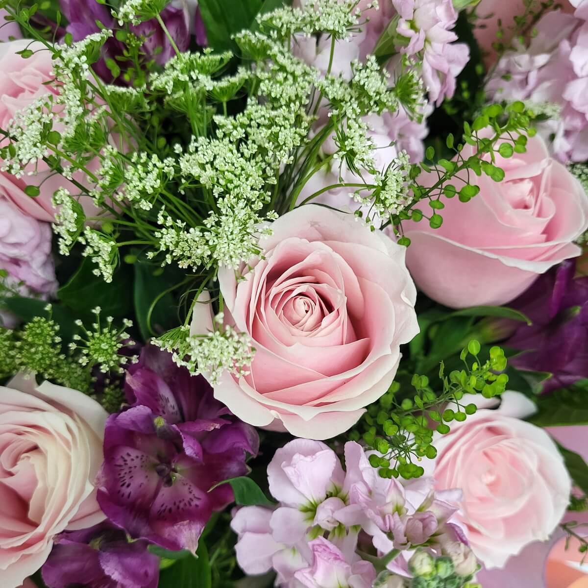 Pale pink roses with purple alstroemeria, pink stock, Queen Anne’s lace, and green foliage - 淡粉玫瑰、紫色六出花、粉色香豌豆配蕾絲花及綠葉的豐富花藝設計。